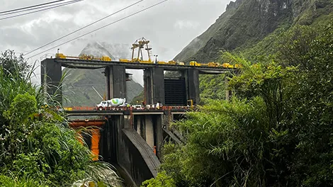 Reparaciones subacuáticas en Agoyán